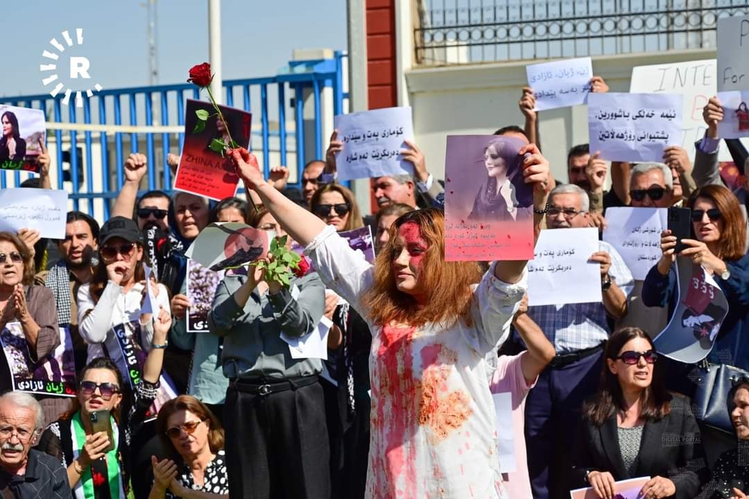 Kurds and Iranians gather outside the United Nations building in Erbil to show support for the protests in Iran on September 24, 2022. Photo: Bilind T. Abdullah/Rudaw